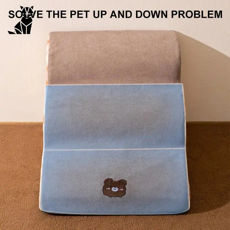 Petit chien sur un lit bleu et marron utilisant le produit ’Comfortable Stairs for Small Dogs’