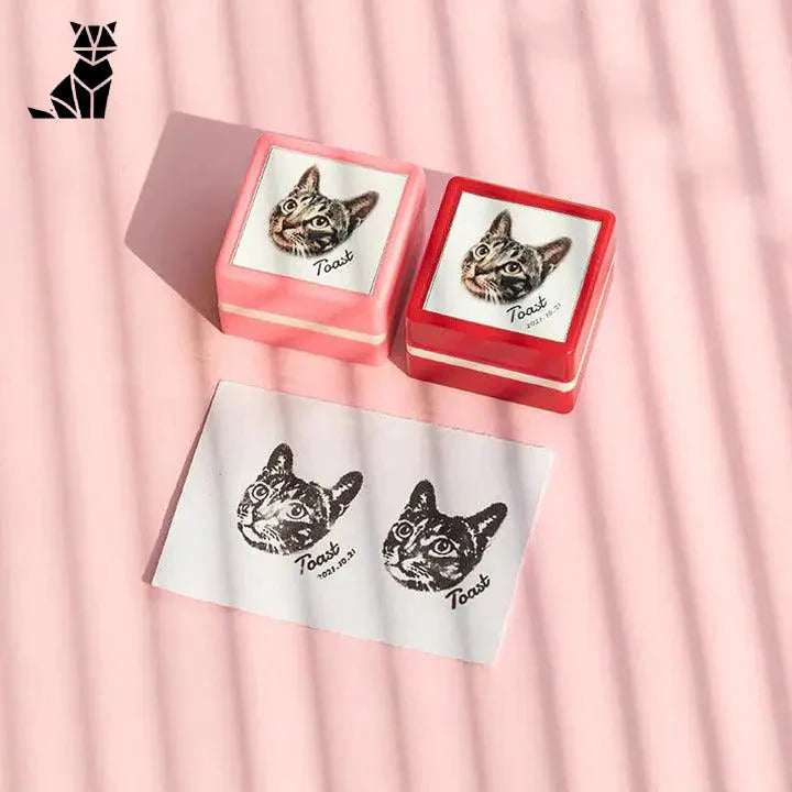 Tampon visage de chat pour Pawprints™ : Your Animal as an Art Stamp sur fond rose, cadeau parfait
